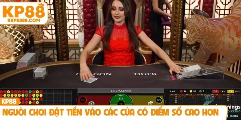Người chơi đặt tiền vào các cửa có điểm số cao hơn